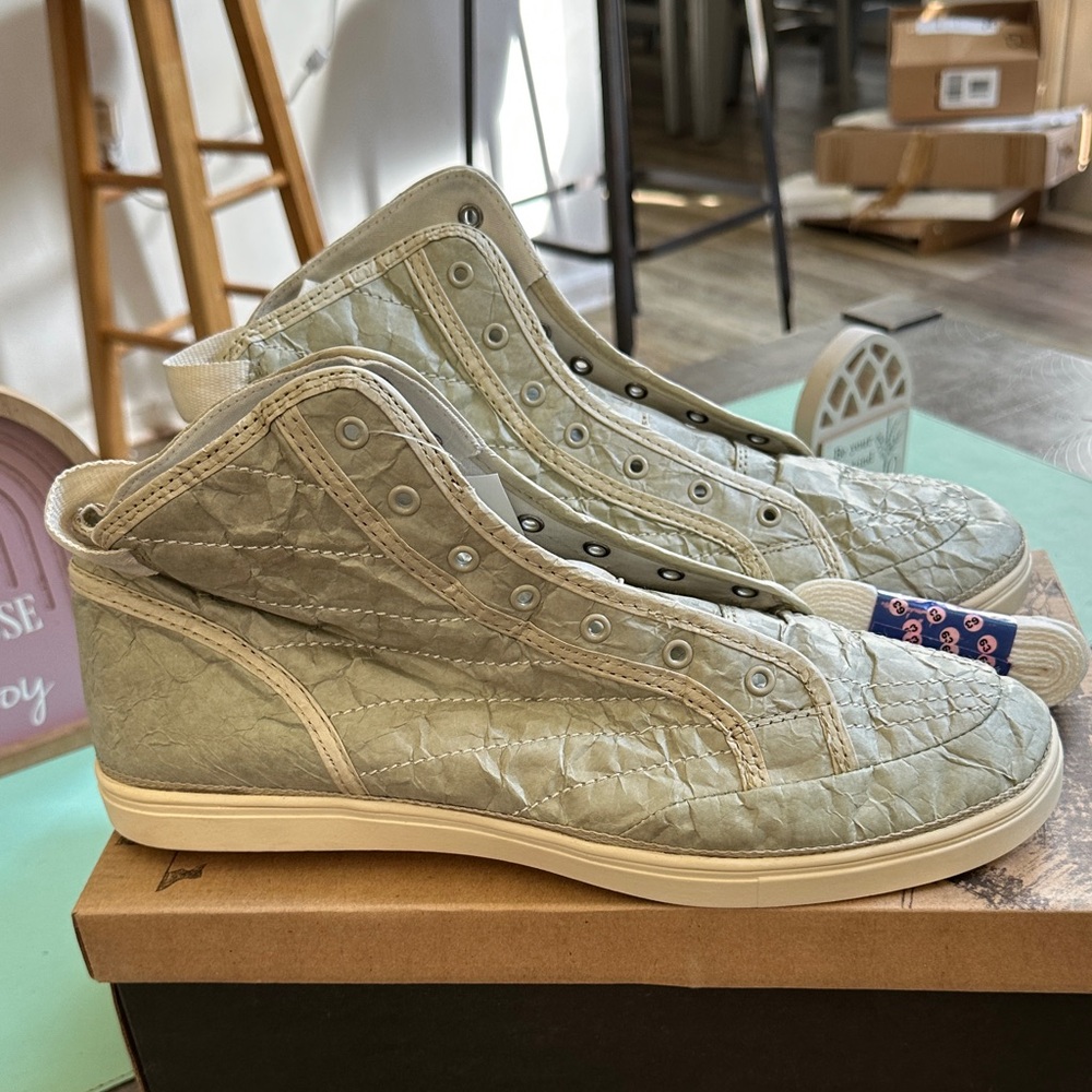 Stylish Men’s Quilted Sneakers NWT